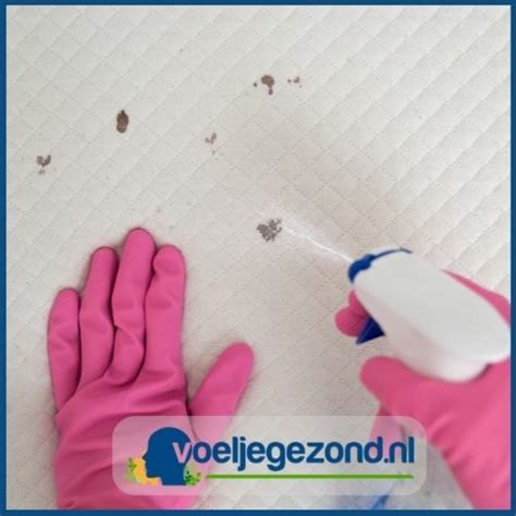 bloedvlekken uit matras verwijderen.